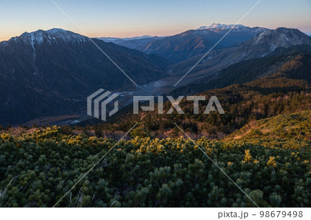 日本アルプスの稜線から見る初冬の北アルプス 山の頂上に雪が降り積もる 雪化粧する北アルプスの山々 日本アルプスの稜線から見る初冬の北アルプス 山の頂上に雪が降り積もる 雪化粧する北アルプスの山々 98679498