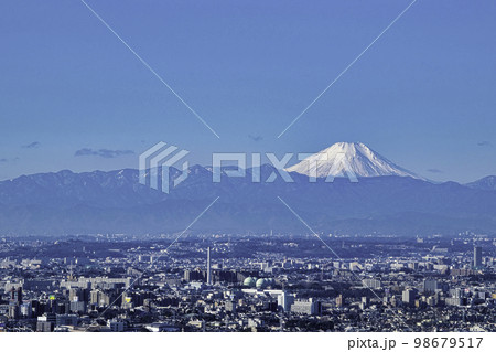 東京都　都庁南展望室から冬の富士山と丹沢山塊方面の眺望 98679517