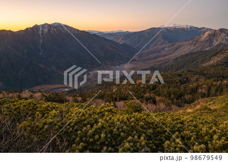 日本アルプスの稜線から見る初冬の北アルプス 山の頂上に雪が降り積もる 雪化粧する北アルプスの山々 日本アルプスの稜線から見る初冬の北アルプス 山の頂上に雪が降り積もる 雪化粧する北アルプスの山々 98679549