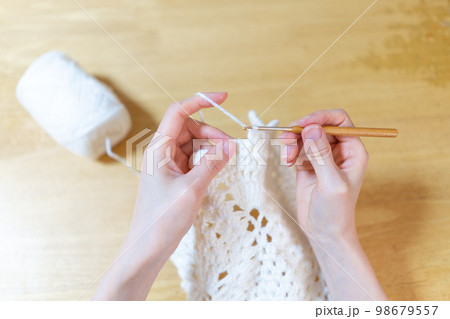 編み物をする女性の手元のクローズアップ　かぎ針編み 98679557