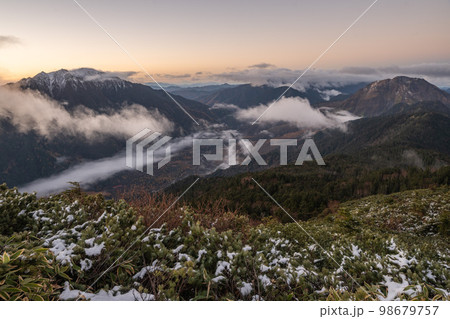 日本アルプスの稜線から見る初冬の北アルプス　山の頂上に雪が降り積もる　雪化粧する北アルプスの山々 98679757