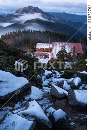 日本アルプスの稜線から見る初冬の北アルプス　山の頂上に雪が降り積もる　雪化粧する北アルプスの山々 98679764