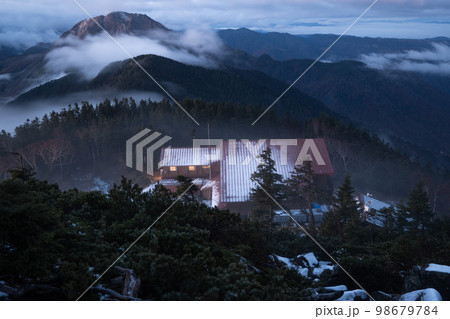 日本アルプスの稜線から見る初冬の北アルプス　山の頂上に雪が降り積もる　雪化粧する北アルプスの山々 98679784