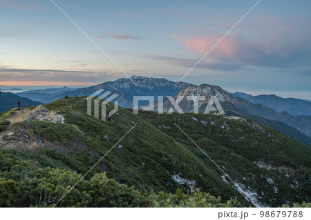 日本アルプスの稜線から見る初冬の北アルプス 山の頂上に雪が降り積もる 雪化粧する北アルプスの山々 日本アルプスの稜線から見る初冬の北アルプス 山の頂上に雪が降り積もる 雪化粧する北アルプスの山々 98679788