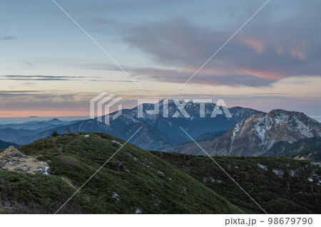 日本アルプスの稜線から見る初冬の北アルプス 山の頂上に雪が降り積もる 雪化粧する北アルプスの山々 日本アルプスの稜線から見る初冬の北アルプス 山の頂上に雪が降り積もる 雪化粧する北アルプスの山々 98679790