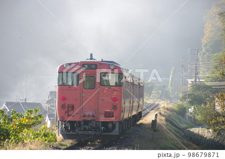津山線 建部付近 朝もやを行く気動車キハ47 98679871