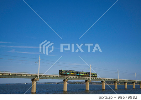 霞ヶ浦を走る列車 霞ヶ浦を走る列車 98679982
