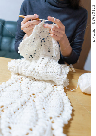 編み物をする女性　かぎ針編み 98680123