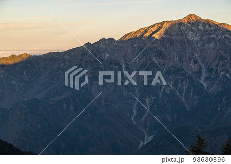 日本アルプスの稜線から見る初冬の北アルプス　山の頂上に雪が降り積もる　雪化粧する北アルプスの山々 98680396