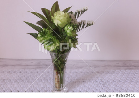 緑色のバラ 98680410