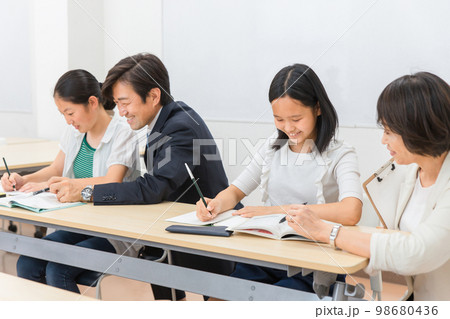 学習塾で小学生・中学生に勉強を教えるアジア人塾講師・先生（個別指導・夏期講習） 98680436