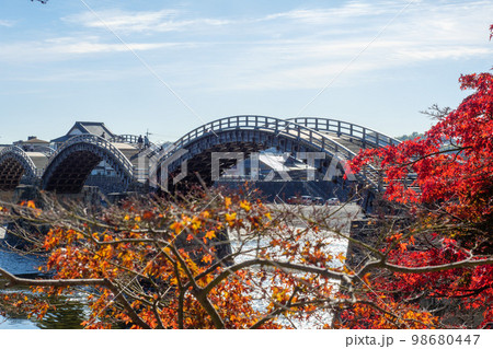 秋の錦帯橋 98680447