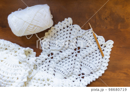 編みかけのニットと毛糸　かぎ針編み 98680719