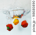 パプリカ 水ドロップ 水落ち素材 98680890