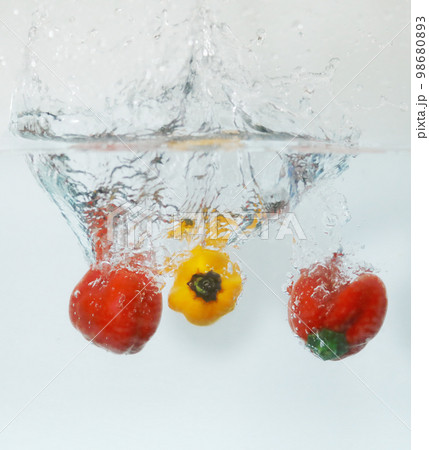 パプリカ 水ドロップ 水落ち素材 パプリカ 水ドロップ 水落ち素材 98680893