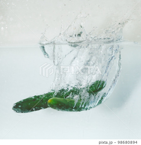 きゅうり 水ドロップ 水落ち素材 98680894