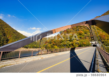 秋の国道121号 98680964