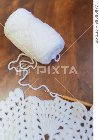 編みかけのニットと毛糸　かぎ針編み 98680977