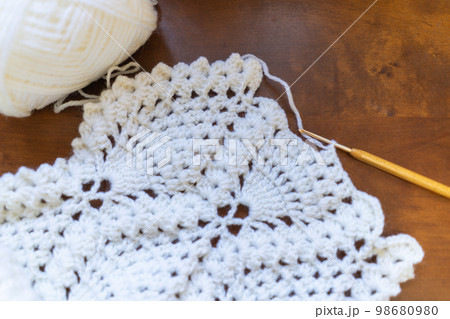 編みかけのニットと毛糸　かぎ針編み 98680980