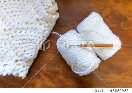 編みかけのニットと毛糸　かぎ針編み 98680982