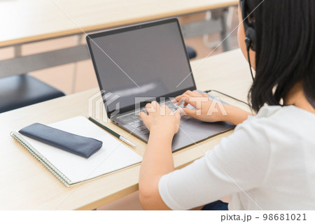 学校・パソコン教室でオンライン学習・ICT教育する子供の後ろ姿(小学生・中学生・高校生) 98681021