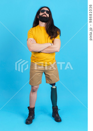 Man with sunglasses standing with a prosthetic leg 98681036