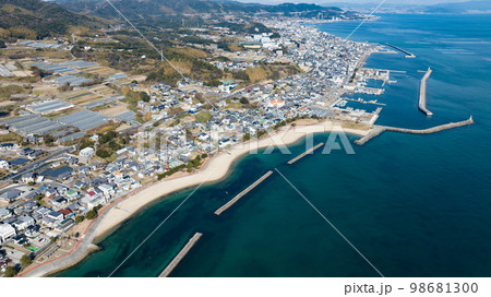 2023年1月　淡路島　淡路市東浦の街並みを空撮 98681300