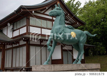 広島の護国神社の馬の像 98681679