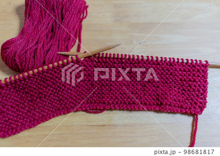 編みかけのニットと毛糸　棒針編み 98681817
