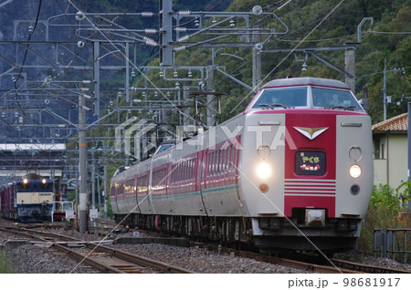 伯備線 美袋駅 特急やくもと貨物列車 98681917