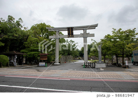 曇天の旧護国神社南面の被爆鳥居 98681947