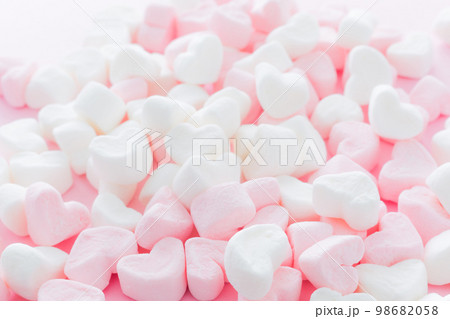 ピンクのハートのマシュマロ ピンクのハートのマシュマロ 98682058