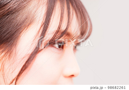 瞳 の クローズアップ　【 目 の イメージ 】 98682261