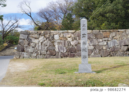 紅葉の残る広島城標柱の景色 98682274