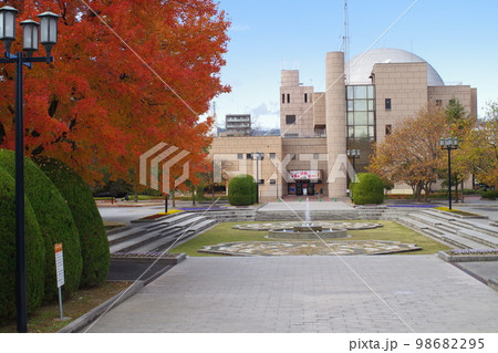 紅葉の残る広島中央公園こども文化科学館の景色 紅葉の残る広島中央公園こども文化科学館の景色 98682295