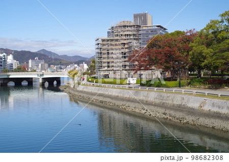 修理中の原爆ドームの景色 98682308