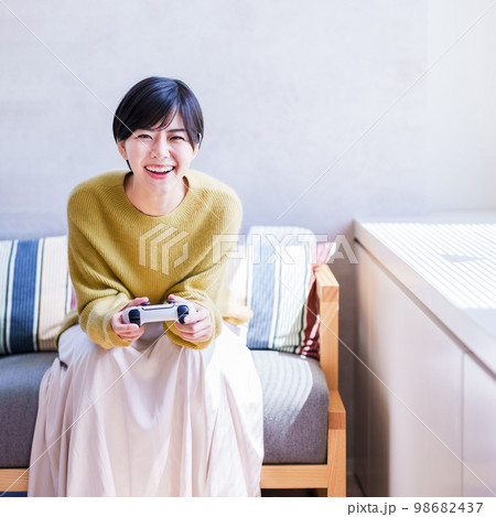 ゲーム を プレイ する 【 おうち時間 を 楽しむ イメージ 】 ゲーム を プレイ する 【 おうち時間 を 楽しむ イメージ 】 98682437