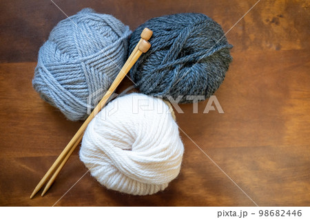 モノトーンカラーの毛糸だま 編みもののイメージ素材 モノトーンカラーの毛糸だま 編みもののイメージ素材 98682446