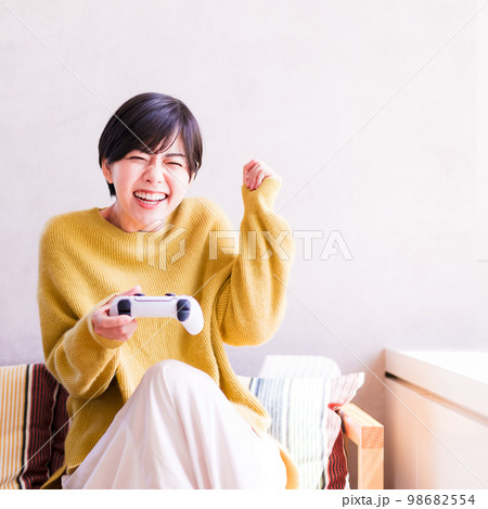 ゲーム を プレイ する　【 おうち時間 の 楽しみ方 】 98682554