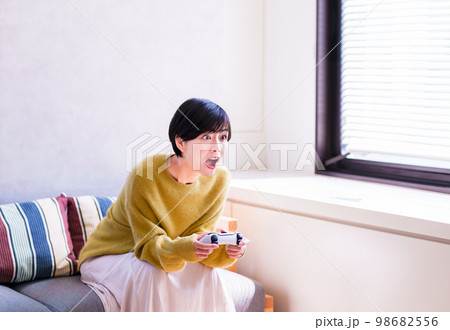 ゲーム を プレイ する　【 おうち時間 の 楽しみ方 】 98682556