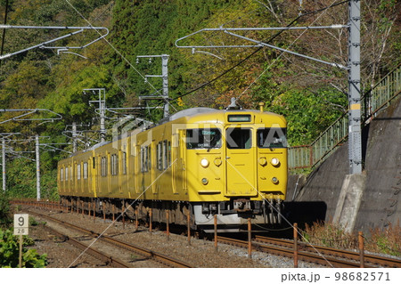 伯備線 備中高梁付近 普通列車115系 伯備線 備中高梁付近 普通列車115系 98682571