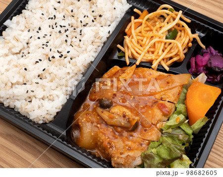 ポークソテー弁当 ポークソテー弁当 98682605