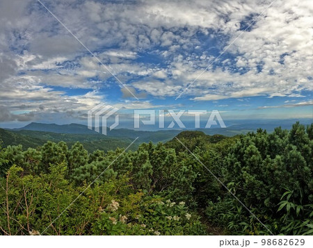 暑寒別岳からの北方面の景色と海岸線 98682629