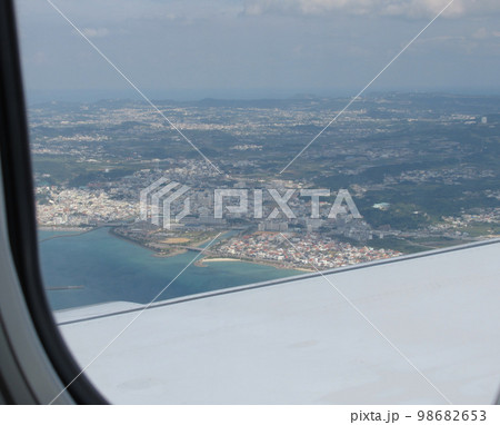 飛行機の窓から見える沖縄の街並み 98682653