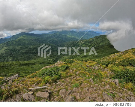 暑寒別岳山頂からの周辺の山々 98682709