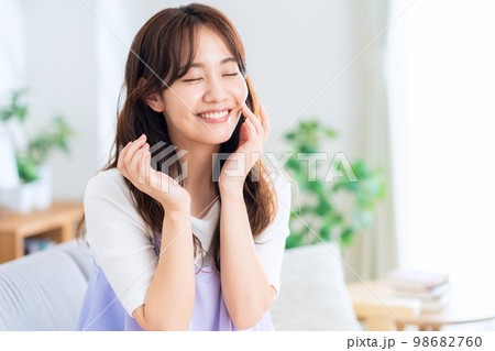 ライフスタイル　リビング　女性 98682760