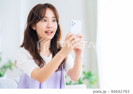 ライフスタイル　リビング　スマホ　女性 98682765