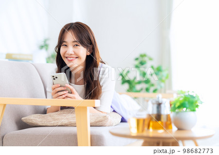 ライフスタイル リビング 女性 ライフスタイル リビング 女性 98682773