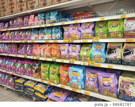 MELAKA, MALAYSIA -JANUARY 9, 2022: Cat food in commercial packs displayed for sale in a supermarket. Placed on the sales rack, and separated by brand and flavor. Has a price tag. MELAKA, MALAYSIA -JANUARY 9, 2022: Cat food in commercial packs displayed for sale in a supermarket. Placed on the sales rack, and separated by brand and flavor. Has a price tag. 98682787