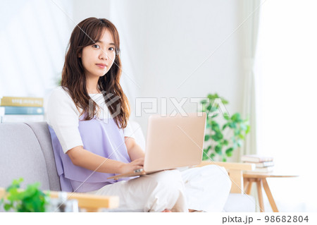 リビング　パソコン　テレワーク　女性 98682804